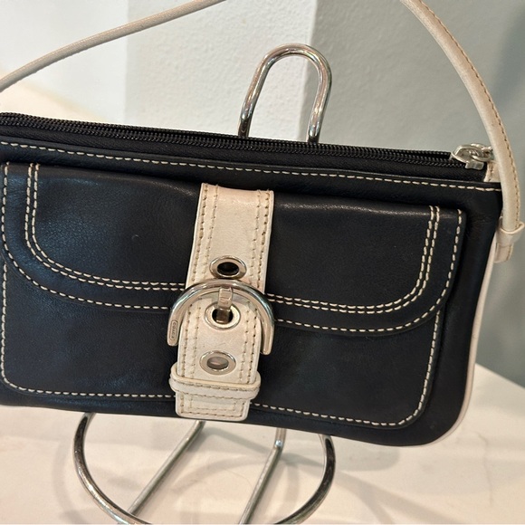 Cute b/w Coach wristlet EUC - Picture 3 of 6